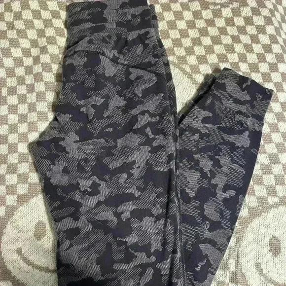Lululemon camo joggers size 2 - Picture 5 of 6